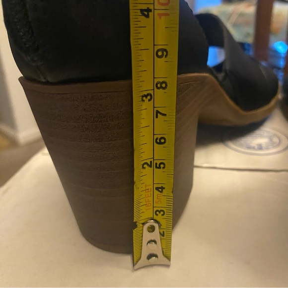 FRYE AND CO. Black Strappy Sandals 11 - Picture 3 of 7